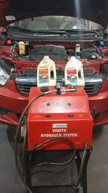 Serviço de limpeza e manutenção do sistema de direção hidráulica em Juiz de Fora realizado pela JDH Direção Hidráulica e Elétrica.